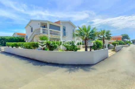 Vir, atraktivna apartmanska kuća s 4 stambene jedinice udaljene 150 m od plaže