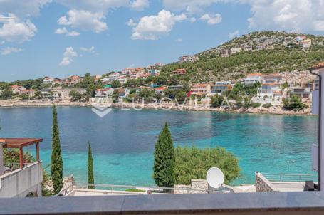 Primošten, Bilo, kuća drugi red do mora s panoramskim pogledom na more