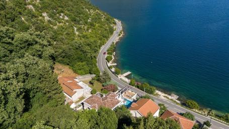 Contemporary Waterfront Villa Strp