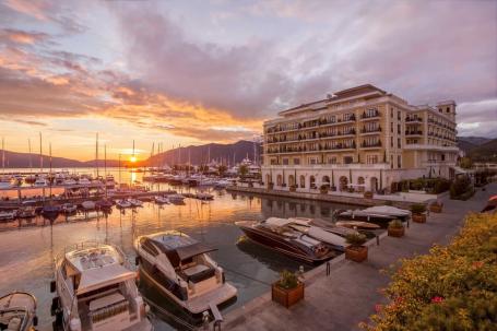 Exclusive Regent Waterfront Three-bedroom Apartment