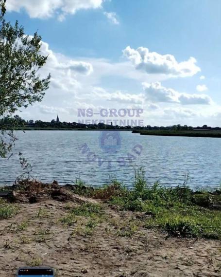 Odličan plac u Bačkom Gradištu sa izlaskom na ribnjak