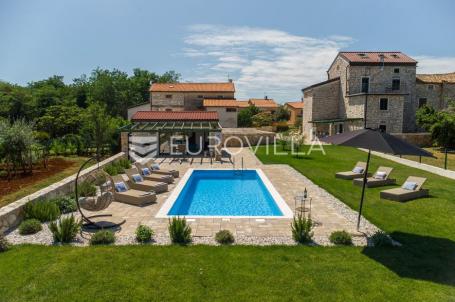 Istra, Umag, autentična istarska kamena kuća 260 m², okružena zelenilom, 1349 m² okućnice