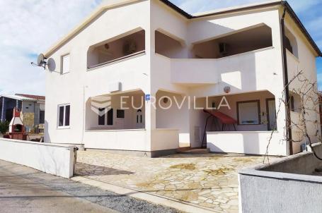 Vir, 100m od mora, kuća s 4 apartmana i pogledom na more