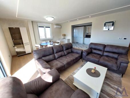 Sremska Kmaenica - cntar, izdaje se fantastičan troiposoban stan od 112m2 + terasa od 60m2 sa prelep
