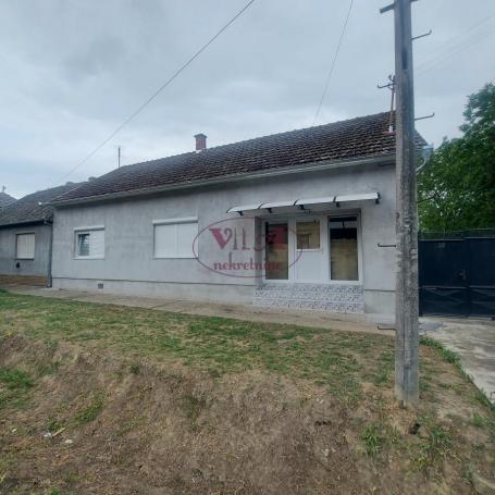 Srbobran, Odlična potpuno renovirana salonska kuća sa lokalom