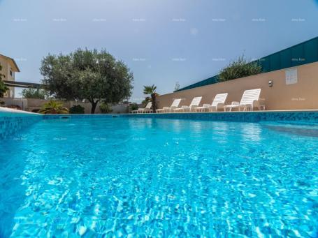 Kuća Apartmanska kuća s bazenom!Blizina mora i plaže!  Peroj. 