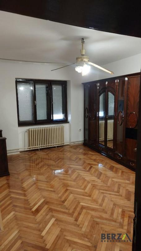 POLUNAMEŠTENA RENOVIRANA ČETVOROSOBNA KUĆA OD 130 M2 SA DVORIŠTEM NA PODBARI, POGODNA ZA POSLOVNI P