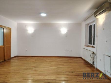  PRAZNA, PET FRIENDLY TROSOBNA KUĆA SA PARKINGOM - CENTAR