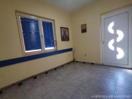 Izdavanje, Lokal, 90m2 , Erdoglija