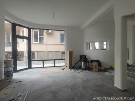 Izdavanje, Lokal, 75m2 , Centar