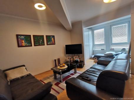 Izdavanje, Stan, 82m2 , Centar