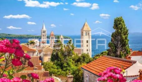 Rab, Stari grad, renovirana kamena kuća s terasom