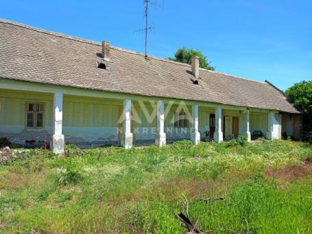 Veliki plac sa kućom za renoviranje ili rušenje, Kupusina – 186 m² (plac 20.14 ari)