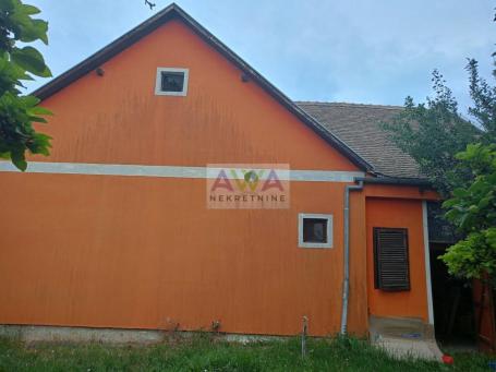 Na prodaju, kuća koja funkcioniše kao lokal, odnosno opremljena prodavnica u Prigrevici