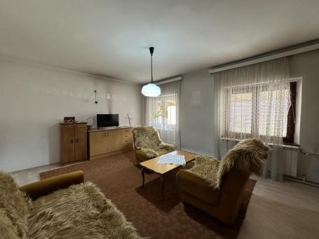 TOP PONUDA – Komforan trosoban stan sa pomoćnim objektom u centru Resavice