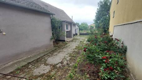 Kuća čvrste gradnje na odličnoj lokaciji u Bačkom Gradištu!