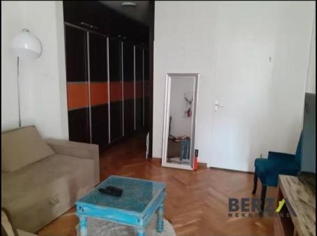 KOMPLETNO NAMEŠTEN DVOSOBAN STAN U STROGOM CENTRU NOVOG SADA