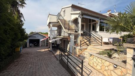 Atraktivna kuća sa tri apartmana Poreč