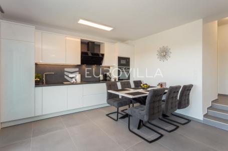 Istra, Štinjan, najam modernog stana 110 m² na drugom katu s tri spavaće sobe