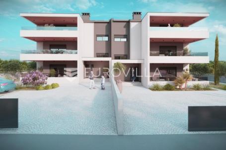 Istra, Barbariga, moderan stan s vrtom u novogradnji, 450 m od mora