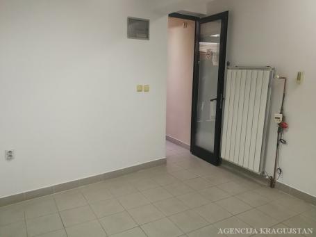 Izdavanje, Lokal, 18m2 , Centar