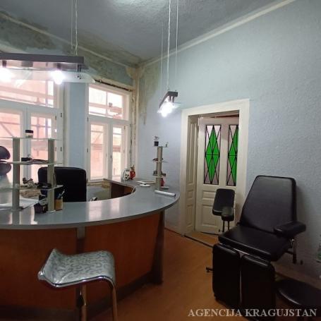 Izdavanje, Lokal, 198m2 , Centar
