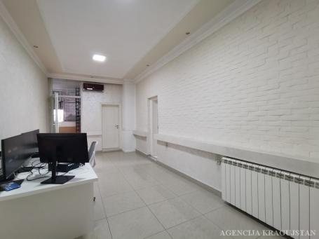 Izdavanje, Lokal, 150m2 , Centar