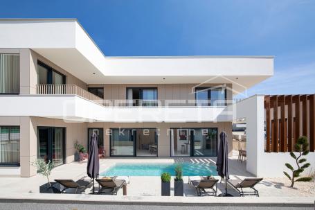 Istra, Fažana – samostojeća vila s bazenom, 50 m od plaže, 4 spavaće sobe, 322 m