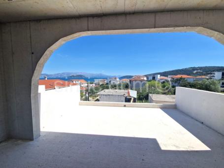 Trosoban apartman s pogledom na more par koraka od plaže, Čiovo