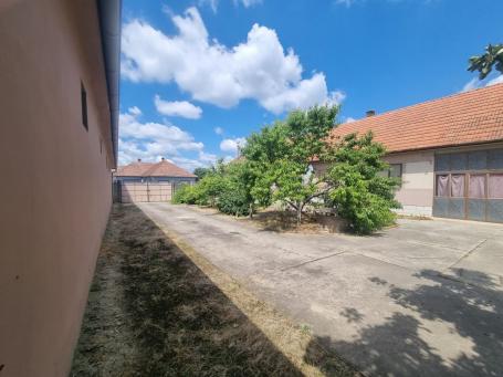 Kuća u Pivnicama, uknjižena 1/1, na 30 ari placa