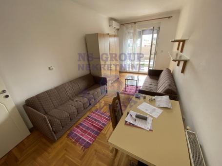 Na prodaju jednosoban stan 33m2 + garaža od 15m2 u dvorištu zgrade. 