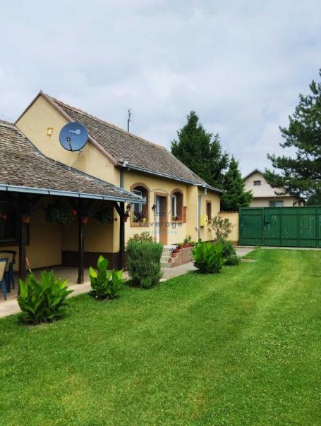 Belegiš, domaćinstvo sa halom i voćnjakom, 28a