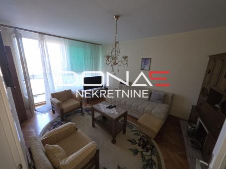 Trosoban stan 75m² na Bulevaru – u blizini Doma zdravlja, VIII sprat, dva lifta