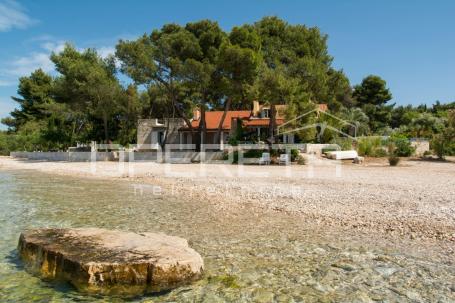 Kuća kraj samoga mora, 198 m2, sa bazenom, Supetar, Brač 