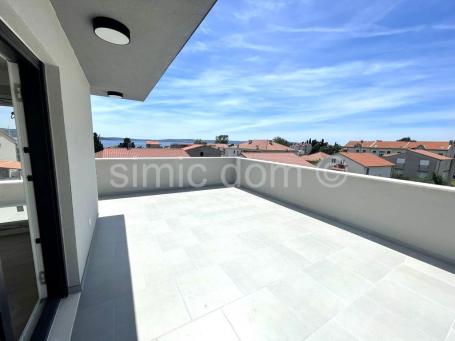 Penthouse stan s dvije garaže blizu plaže, Kaštela