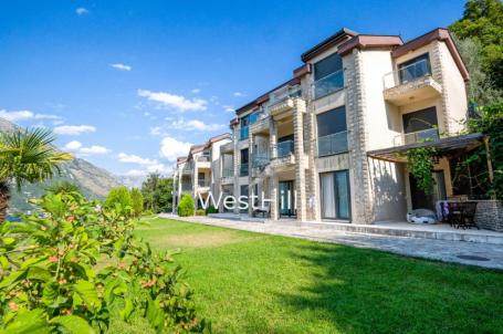 Prostoran trosoban stan sa panoramskim pogledom na more u Kostanjici