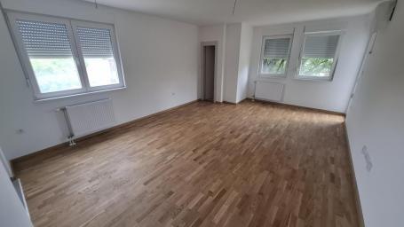 NOV Trosoban prazan stan Preradovićeva