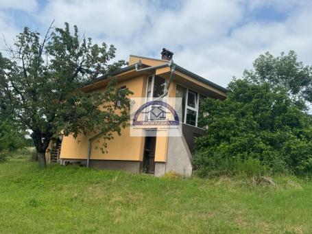 Kuca na lepom mestu sa okucnicom oko 2ha i vise objekata. Prelepo prirordno okruzenje i dobar prilaz