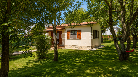 Istra, Fažana - kuća prizemnica 103m2 sa velikim vrtom, dugoročno!