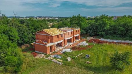 Umag, nova kuća 127 m2 sa bazenom na korak do grada