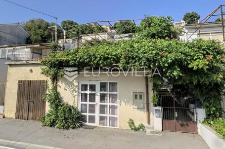 Novi Vinodolski, kuća, peterosoban stan 139 m² sa poslovnim prostorom 25 m², garaža, 250 m od mora