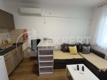 Izdaje se odlična prizemna kuća u centru Niša, kod Šojke, 38m2