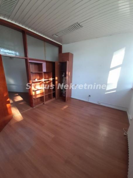 Novo Naselje-Odmah useljiv Poslovni Prostor 26 m2 na Prvom spratu-Zakupnina 150e -potreban je Depozi