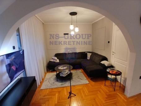Nova detelinara. Prodaje se funkcionalan i svetao dupleks stan površine 80m². 
