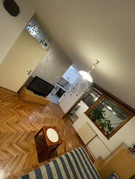 Izdaje se odličan, jednosoban stan na Vizantijskom bulevaru, 40m2