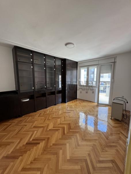 Izdaje se stan na prvom spratu, Crveni pevac, 62m2