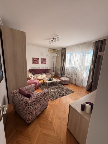 Izdaje se dvosoban stan pored Apelacionog suda, 57m2