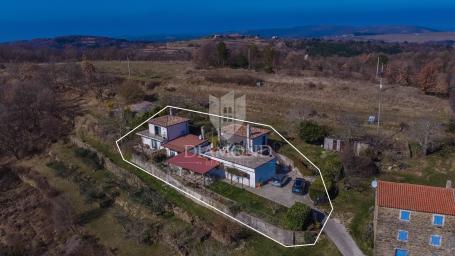 Buje, okolica- simpatična prizemnica na osunčanom zemljištu!
