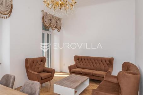 Rijeka, Centar, prostrani dvosoban stan 84 m², balkon