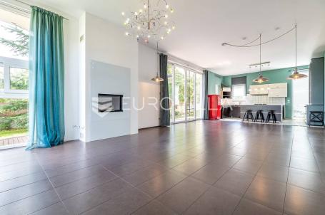 Zagreb, Maksimir, samostojeća vila s duplom garažom i 4 sobe 1500 m² dvoriše